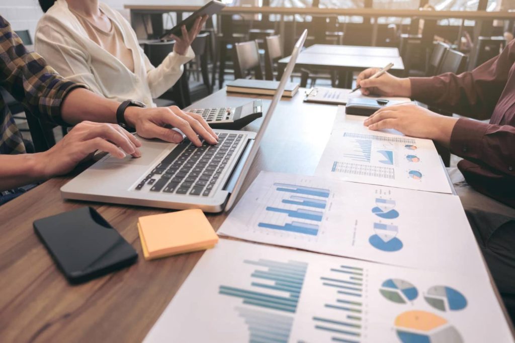 Equip de BeWell utilitzant IA per realitzar serveis de gestió per cases rurals